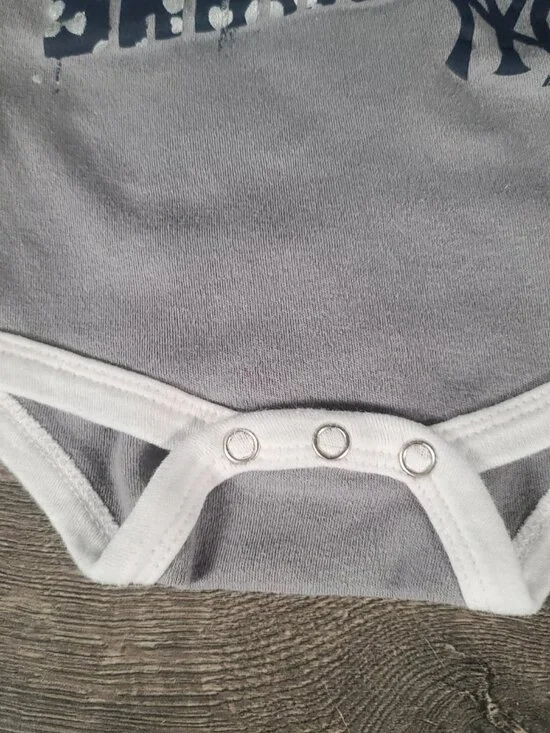 Lot of 2 Majestic New York Yankee Baby Girl's Size 0-3 Onesies. - Picture 12 of 15